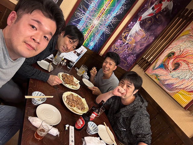 山賊焼きに舌鼓中の写真です。